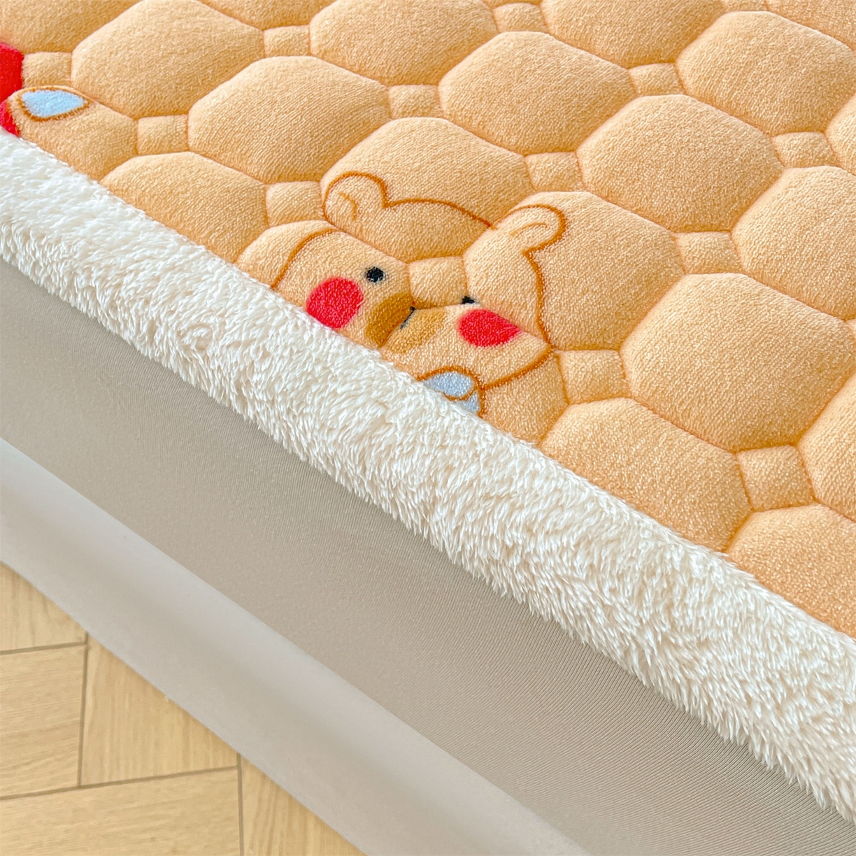 91家纺网 家纺一手货源 找家纺 雯豆家纺 【加厚款】2025新款牛奶绒床垫床护垫印花小清新床褥床垫子 牛奶绒床褥-欢乐聚会【加厚款】