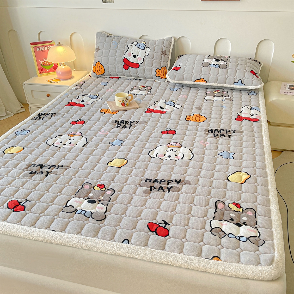 91家纺网 家纺一手货源 找家纺 雯豆家纺 【加厚款】2025新款牛奶绒床垫床护垫印花小清新床褥床垫子 牛奶绒床褥-假日小狗【加厚款】