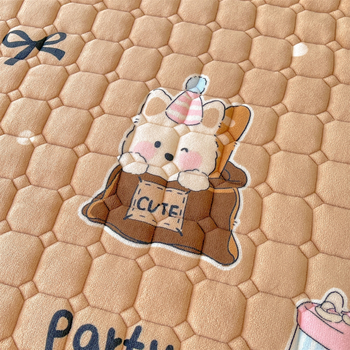 91家纺网 家纺一手货源 找家纺 雯豆家纺 【加厚款】2025新款牛奶绒床垫床护垫印花小清新床褥床垫子 牛奶绒床褥-狂欢派对【加厚款】