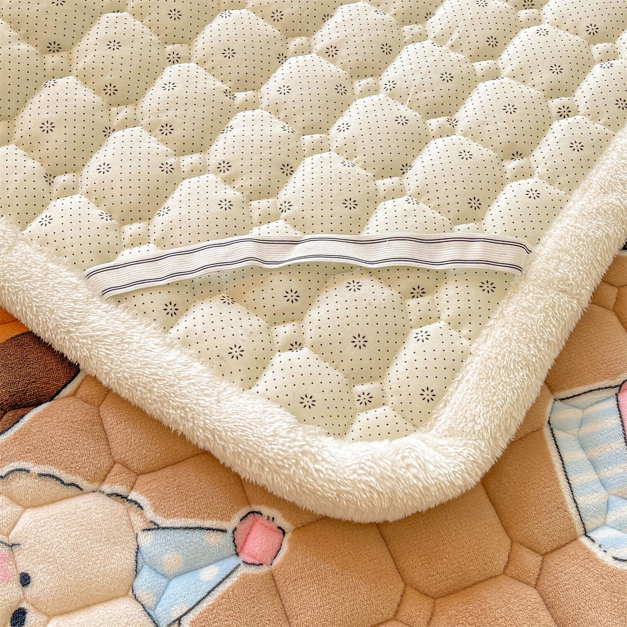 91家纺网 家纺一手货源 找家纺 雯豆家纺 【加厚款】2025新款牛奶绒床垫床护垫印花小清新床褥床垫子 牛奶绒床褥-狂欢派对【加厚款】