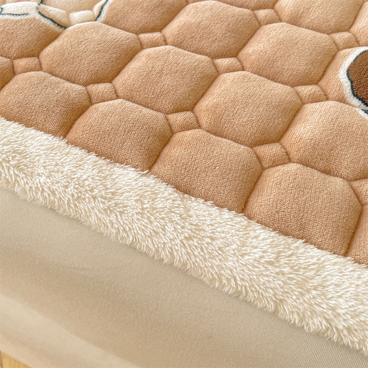 91家纺网 家纺一手货源 找家纺 雯豆家纺 【加厚款】2025新款牛奶绒床垫床护垫印花小清新床褥床垫子 牛奶绒床褥-狂欢派对【加厚款】