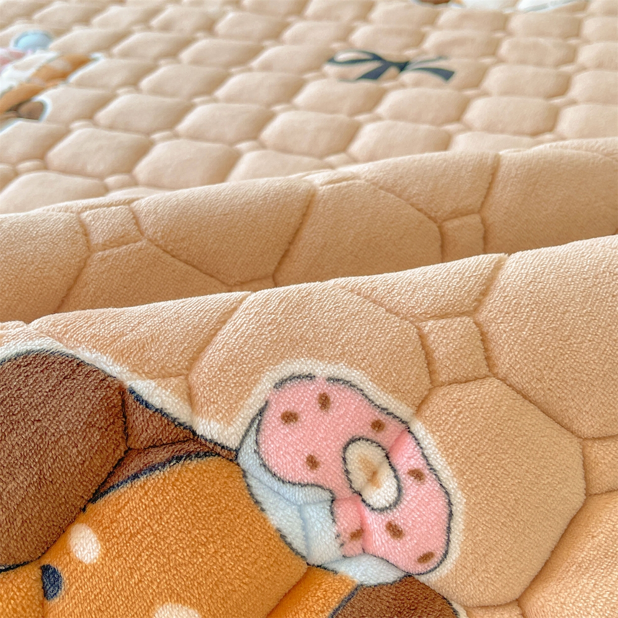 91家纺网 家纺一手货源 找家纺 雯豆家纺 【加厚款】2025新款牛奶绒床垫床护垫印花小清新床褥床垫子 牛奶绒床褥-狂欢派对【加厚款】