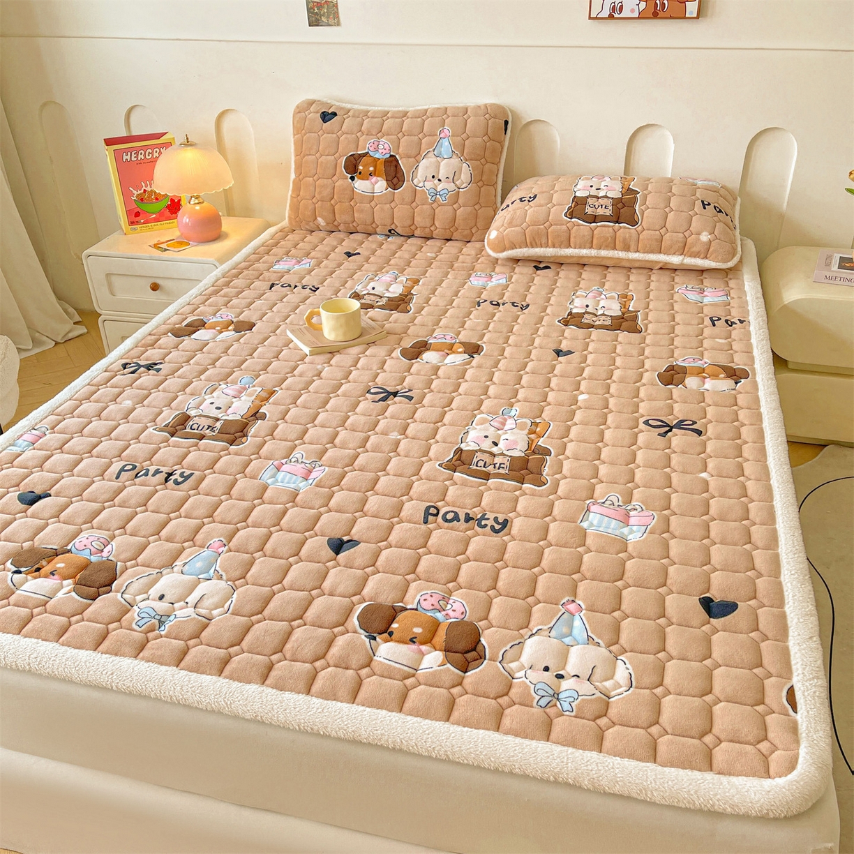 91家纺网 家纺一手货源 找家纺 雯豆家纺 【加厚款】2025新款牛奶绒床垫床护垫印花小清新床褥床垫子 牛奶绒床褥-狂欢派对【加厚款】