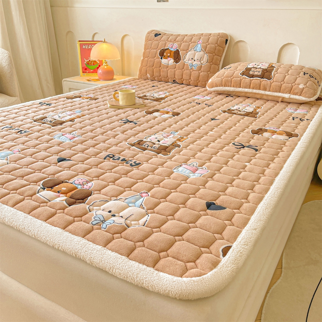 91家纺网 家纺一手货源 找家纺 雯豆家纺 【加厚款】2025新款牛奶绒床垫床护垫印花小清新床褥床垫子 牛奶绒床褥-狂欢派对【加厚款】