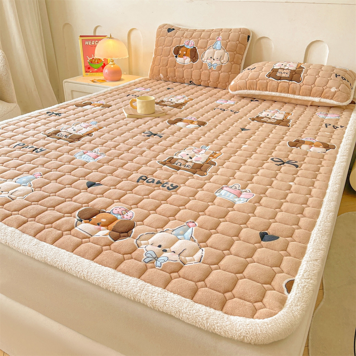 91家纺网 家纺一手货源 找家纺 雯豆家纺 【加厚款】2025新款牛奶绒床垫床护垫印花小清新床褥床垫子 牛奶绒床褥-狂欢派对【加厚款】