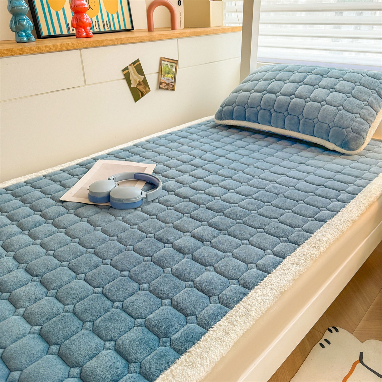 91家纺网 家纺一手货源 找家纺 雯豆家纺 【加厚款】2025新款牛奶绒床褥纯色学生宿舍床垫子 牛奶绒床褥-碧海蓝【加厚款】