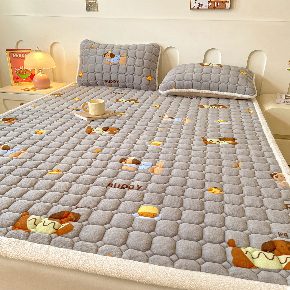 91家纺网 家纺一手货源 找家纺 雯豆家纺 【加厚款】2025新款牛奶绒床垫床护垫印花小清新床褥床垫子 牛奶绒床褥-腊肠狗【加厚款】