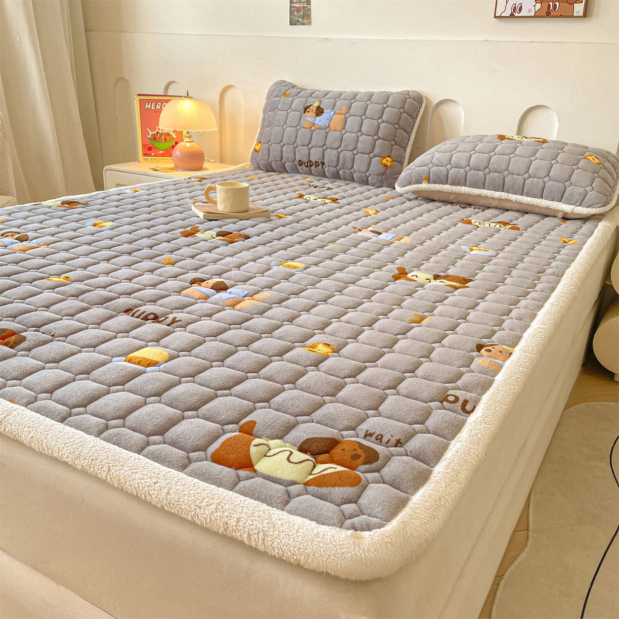 91家纺网 家纺一手货源 找家纺 雯豆家纺 【加厚款】2025新款牛奶绒床垫床护垫印花小清新床褥床垫子 牛奶绒床褥-腊肠狗【加厚款】