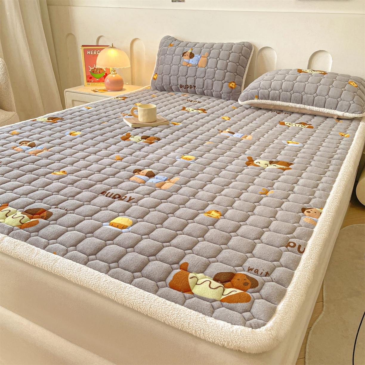 91家纺网 家纺一手货源 找家纺 雯豆家纺 【加厚款】2025新款牛奶绒床垫床护垫印花小清新床褥床垫子 牛奶绒床褥-腊肠狗【加厚款】