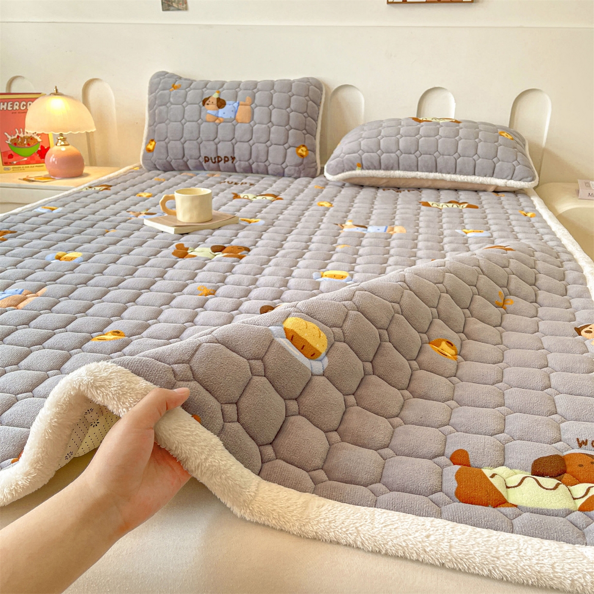 91家纺网 家纺一手货源 找家纺 雯豆家纺 【加厚款】2025新款牛奶绒床垫床护垫印花小清新床褥床垫子 牛奶绒床褥-腊肠狗【加厚款】