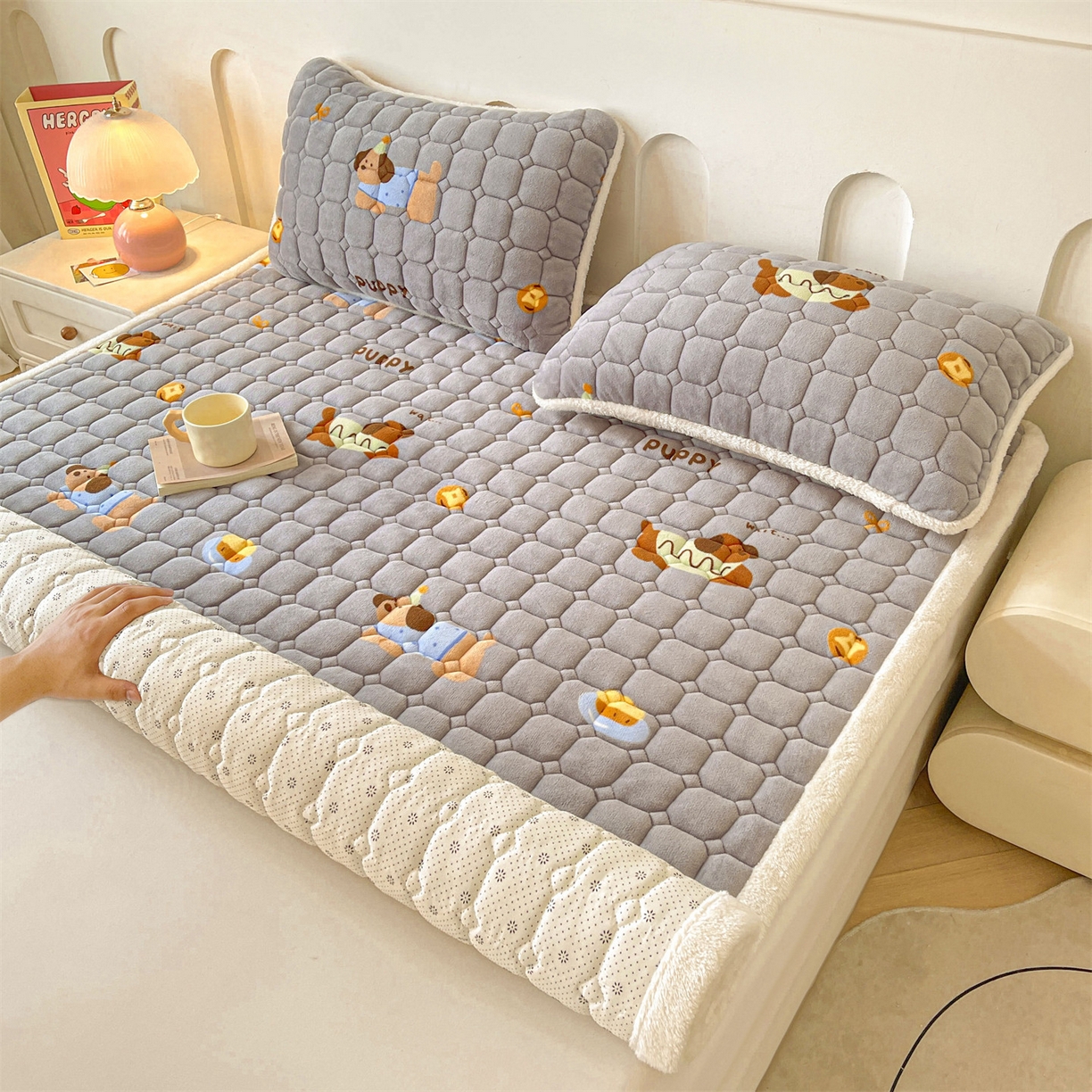 91家纺网 家纺一手货源 找家纺 雯豆家纺 【加厚款】2025新款牛奶绒床垫床护垫印花小清新床褥床垫子 牛奶绒床褥-腊肠狗【加厚款】