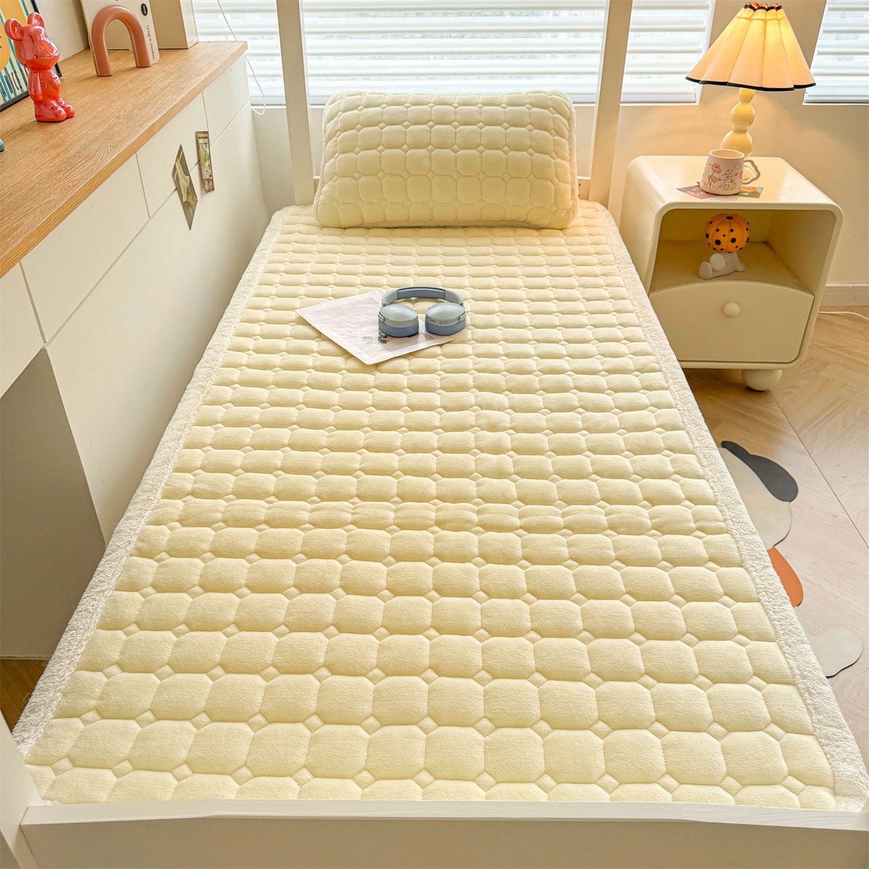 91家纺网 家纺一手货源 找家纺 雯豆家纺 【加厚款】2025新款牛奶绒床褥纯色学生宿舍床垫子 牛奶绒床褥-点黄【加厚款】