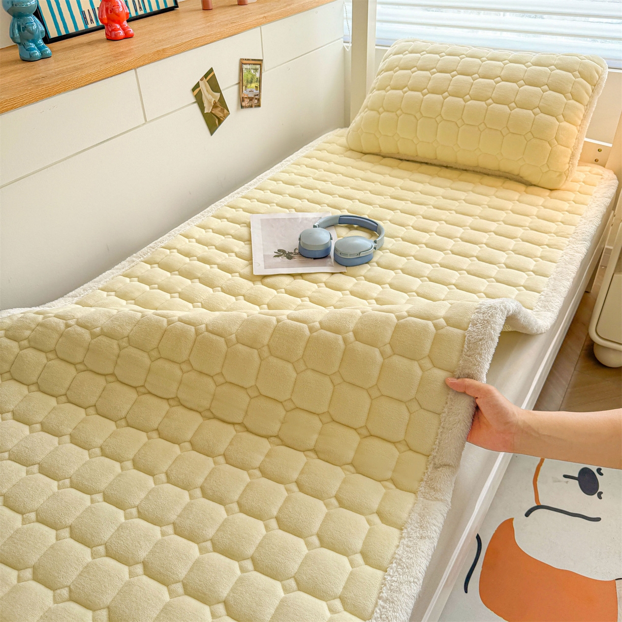 91家纺网 家纺一手货源 找家纺 雯豆家纺 【加厚款】2025新款牛奶绒床褥纯色学生宿舍床垫子 牛奶绒床褥-点黄【加厚款】