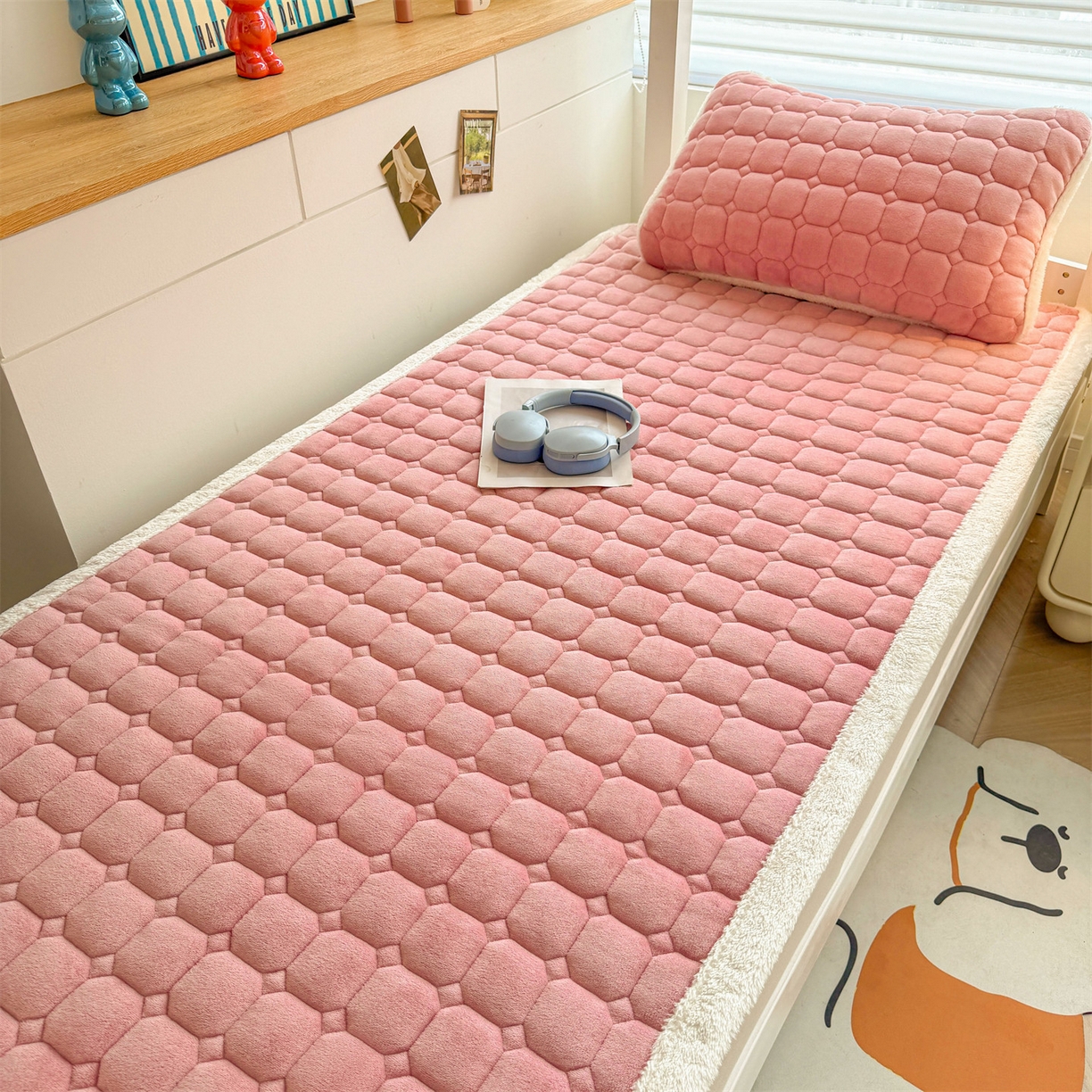 91家纺网 家纺一手货源 找家纺 雯豆家纺 【加厚款】2025新款牛奶绒床褥纯色学生宿舍床垫子 牛奶绒床褥-格调粉【加厚款】