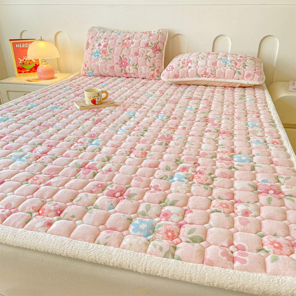 91家纺网 家纺一手货源 找家纺 雯豆家纺 【加厚款】2025新款牛奶绒床垫床护垫印花小清新床褥床垫子 牛奶绒床褥-莱茵【加厚款】