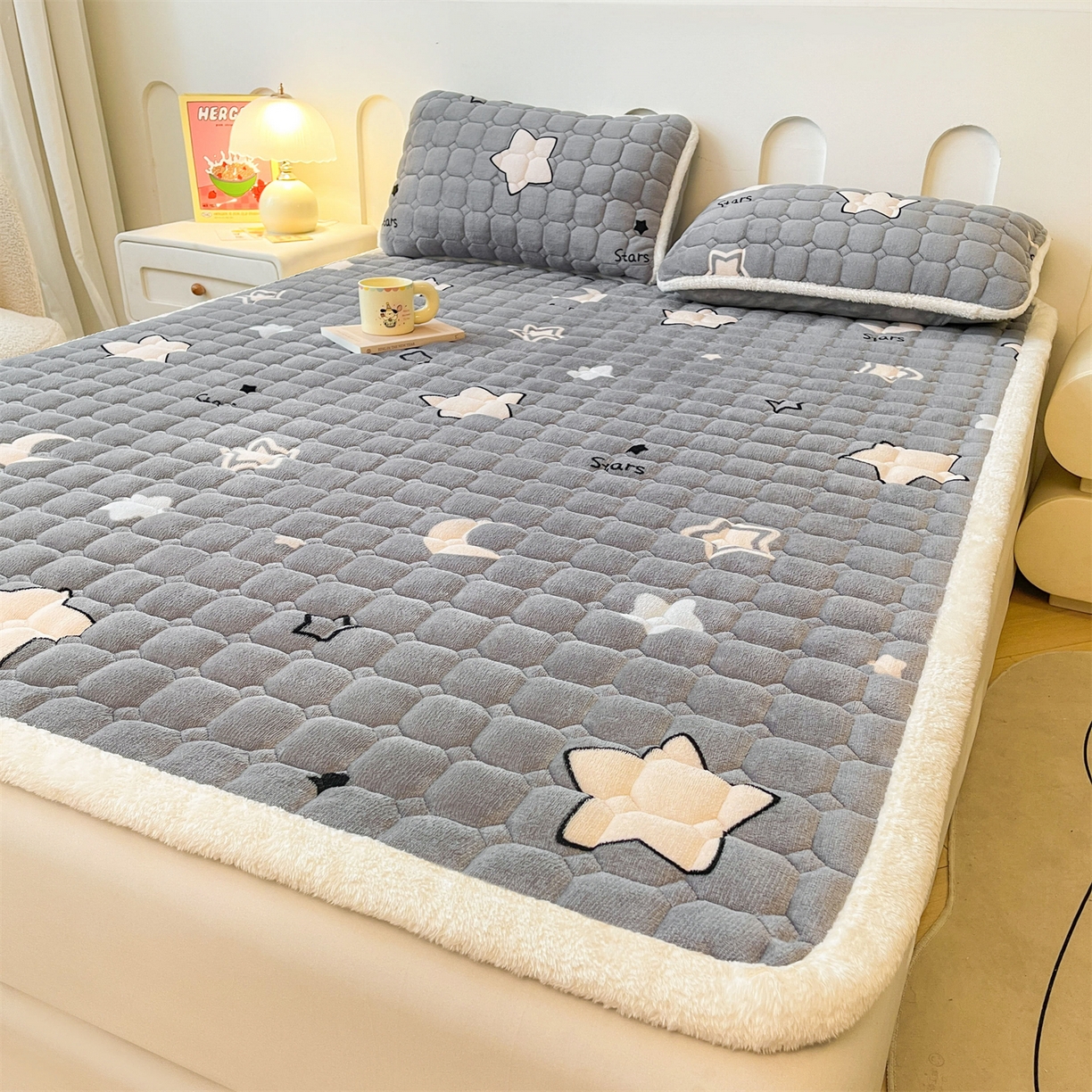 91家纺网 家纺一手货源 找家纺 雯豆家纺 【加厚款】2025新款牛奶绒床垫床护垫印花小清新床褥床垫子 牛奶绒床褥-满天星【加厚款】