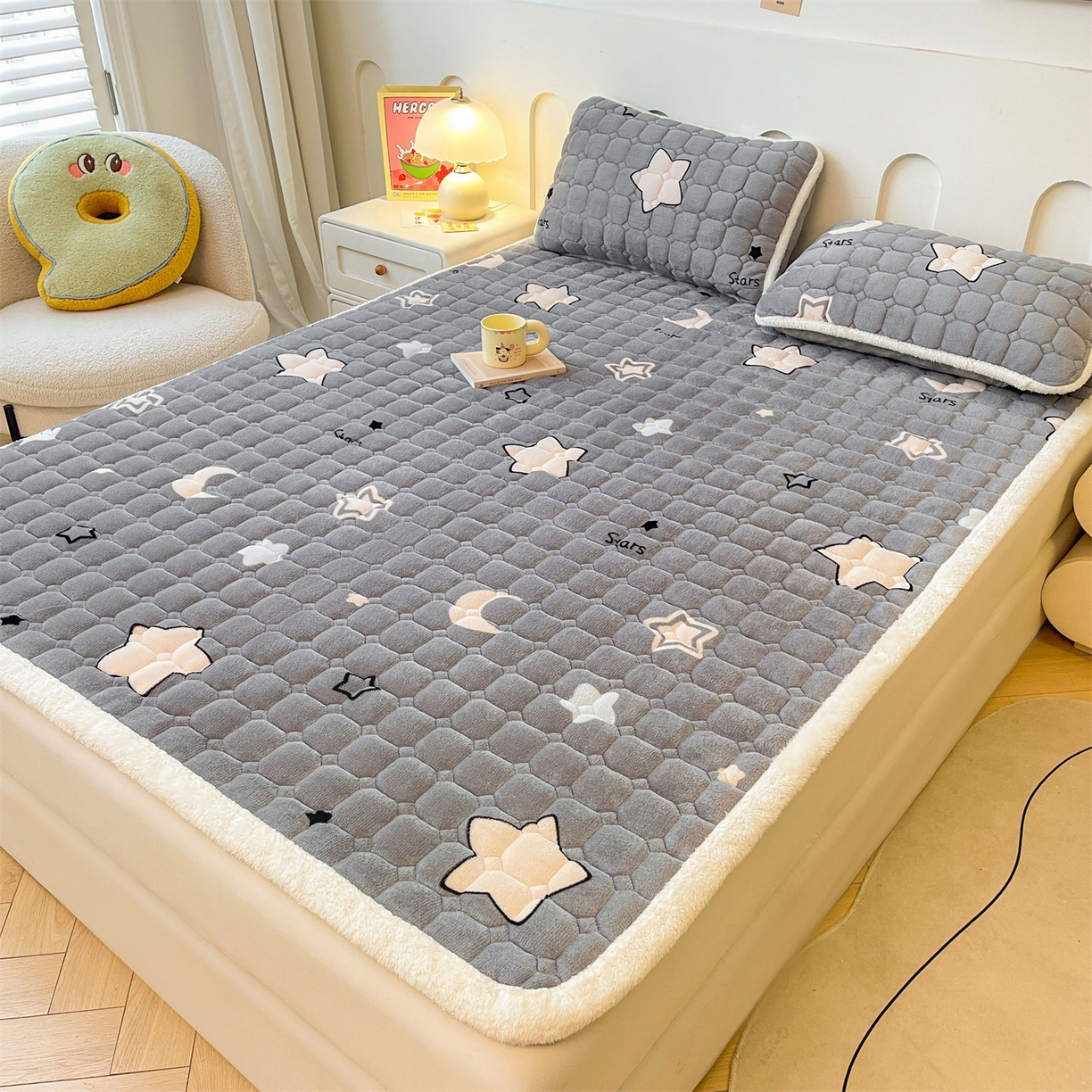 91家纺网 家纺一手货源 找家纺 雯豆家纺 【加厚款】2025新款牛奶绒床垫床护垫印花小清新床褥床垫子 牛奶绒床褥-满天星【加厚款】