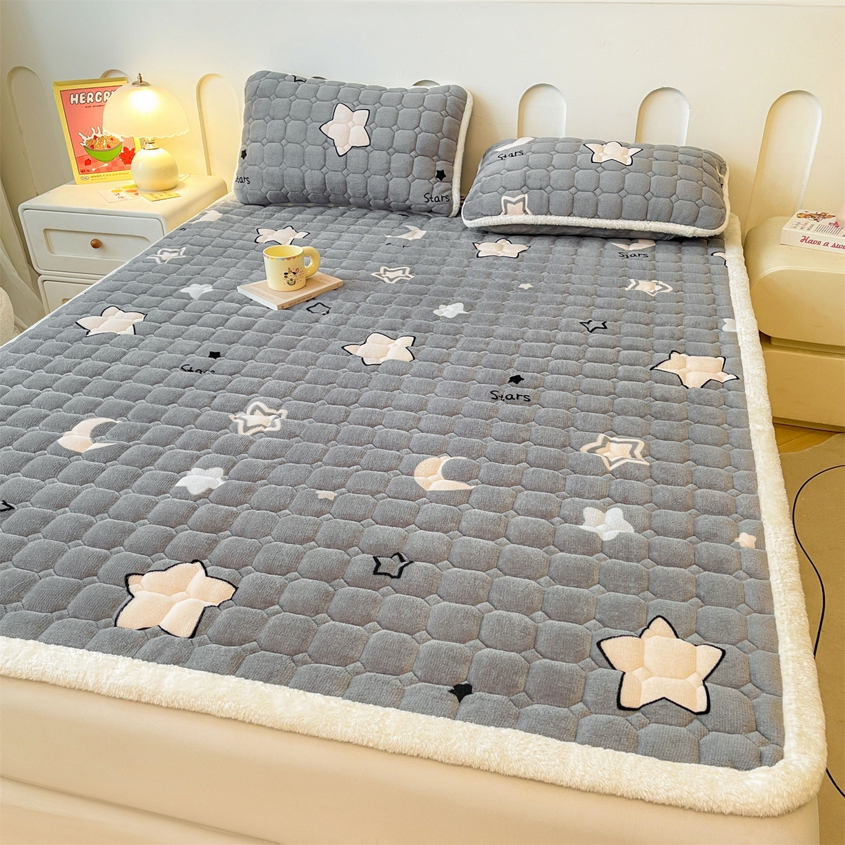 91家纺网 家纺一手货源 找家纺 雯豆家纺 【加厚款】2025新款牛奶绒床垫床护垫印花小清新床褥床垫子 牛奶绒床褥-满天星【加厚款】