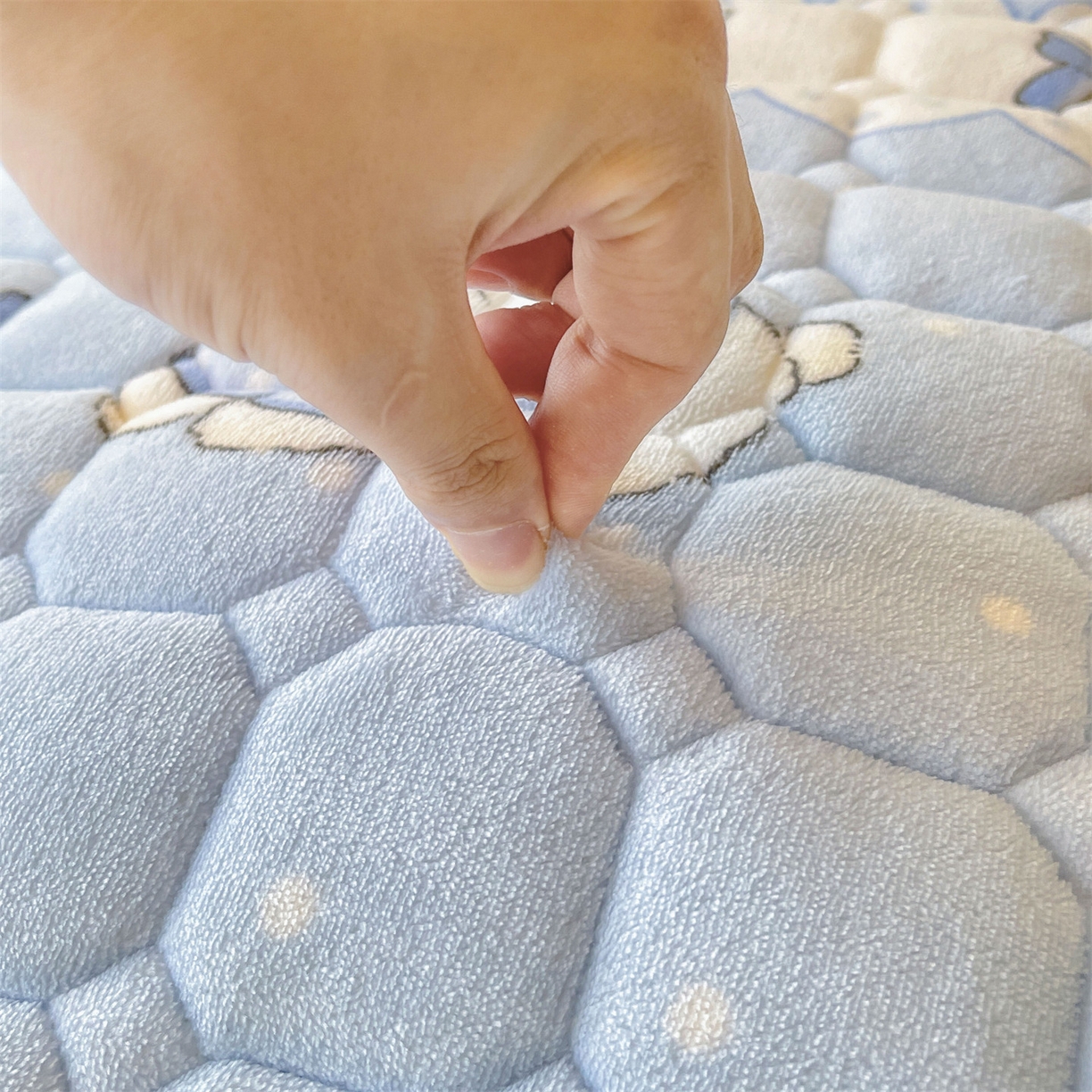 91家纺网 家纺一手货源 找家纺 雯豆家纺 【加厚款】2025新款牛奶绒床垫床护垫印花小清新床褥床垫子 牛奶绒床褥-奶蓝小狗【加厚款】