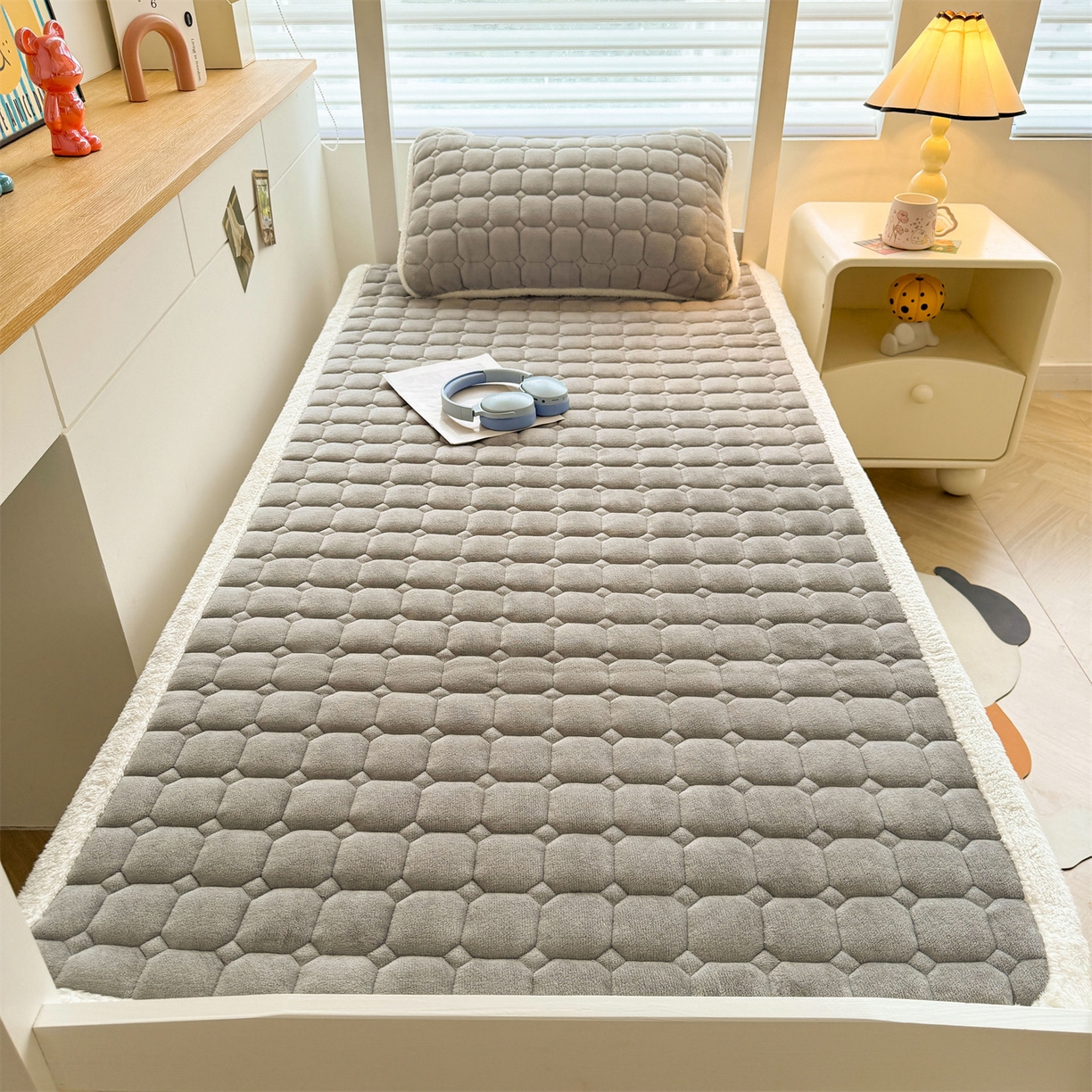 91家纺网 家纺一手货源 找家纺 雯豆家纺 【加厚款】2025新款牛奶绒床褥纯色学生宿舍床垫子 牛奶绒床褥-深空灰【加厚款】