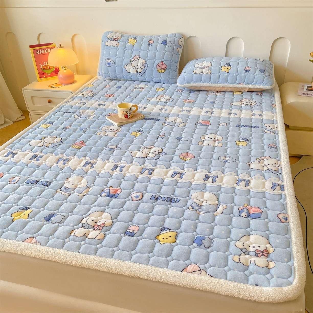 91家纺网 家纺一手货源 找家纺 雯豆家纺 【加厚款】2025新款牛奶绒床垫床护垫印花小清新床褥床垫子 牛奶绒床褥-奶蓝小狗【加厚款】