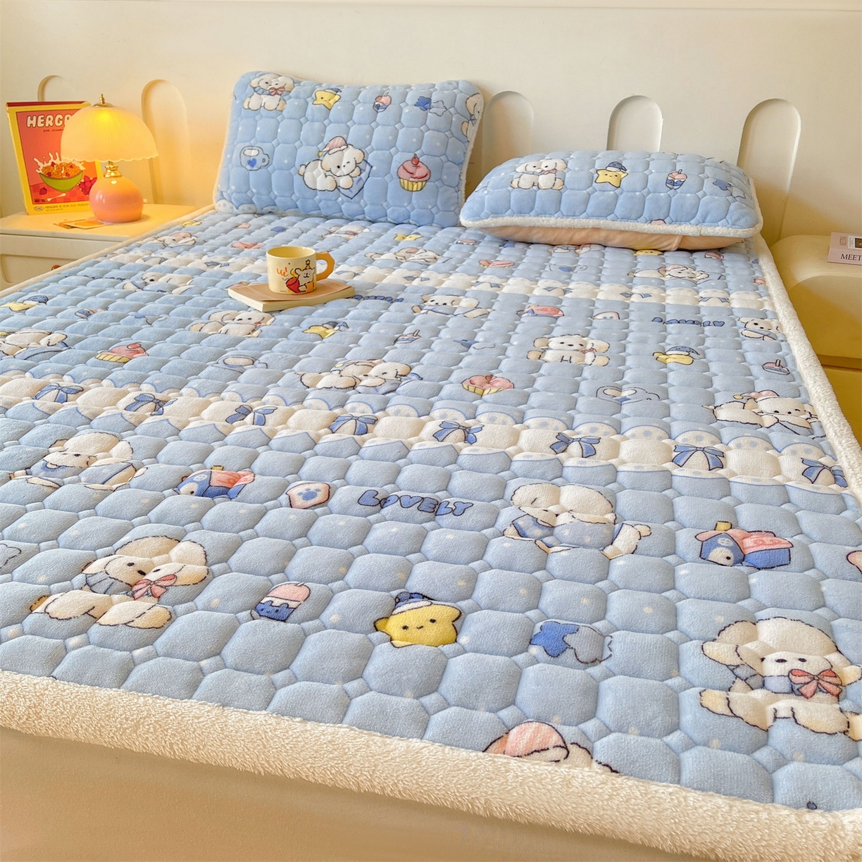 91家纺网 家纺一手货源 找家纺 雯豆家纺 【加厚款】2025新款牛奶绒床垫床护垫印花小清新床褥床垫子 牛奶绒床褥-奶蓝小狗【加厚款】