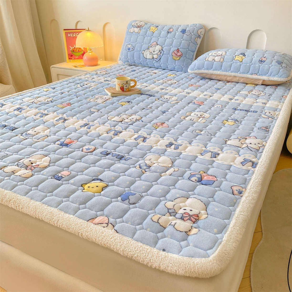 91家纺网 家纺一手货源 找家纺 雯豆家纺 【加厚款】2025新款牛奶绒床垫床护垫印花小清新床褥床垫子 牛奶绒床褥-奶蓝小狗【加厚款】