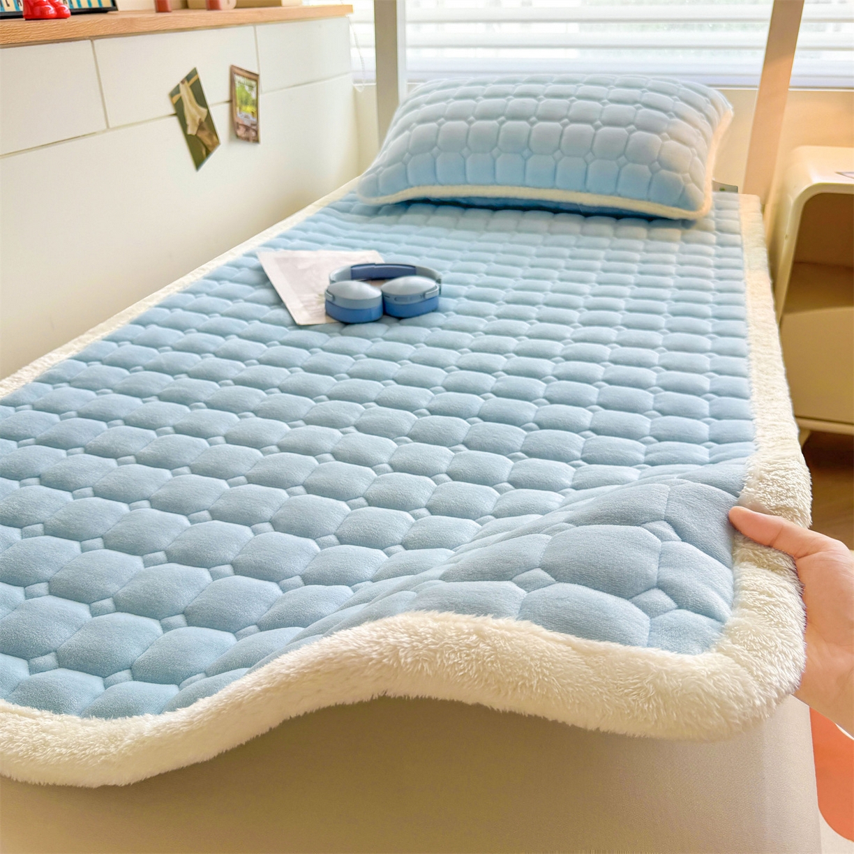 91家纺网 家纺一手货源 找家纺 雯豆家纺 【加厚款】2025新款牛奶绒床褥纯色学生宿舍床垫子 牛奶绒床褥-天蓝【加厚款】