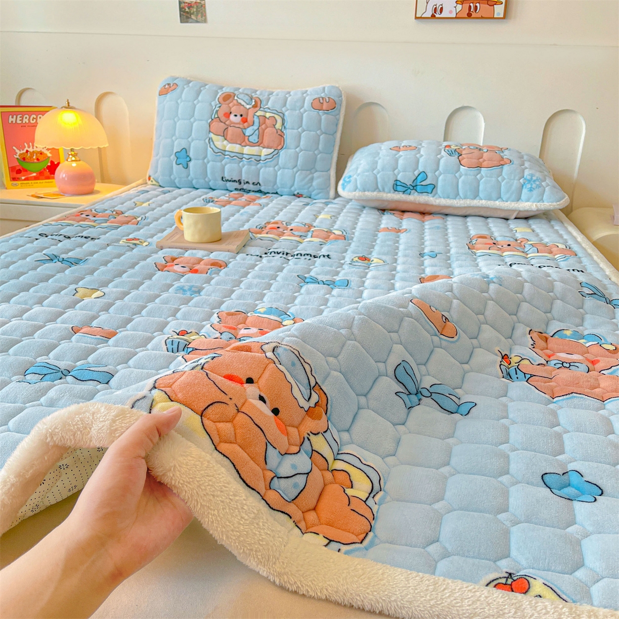 91家纺网 家纺一手货源 找家纺 雯豆家纺 【加厚款】2025新款牛奶绒床垫床护垫印花小清新床褥床垫子 牛奶绒床褥-趴趴熊【加厚款】