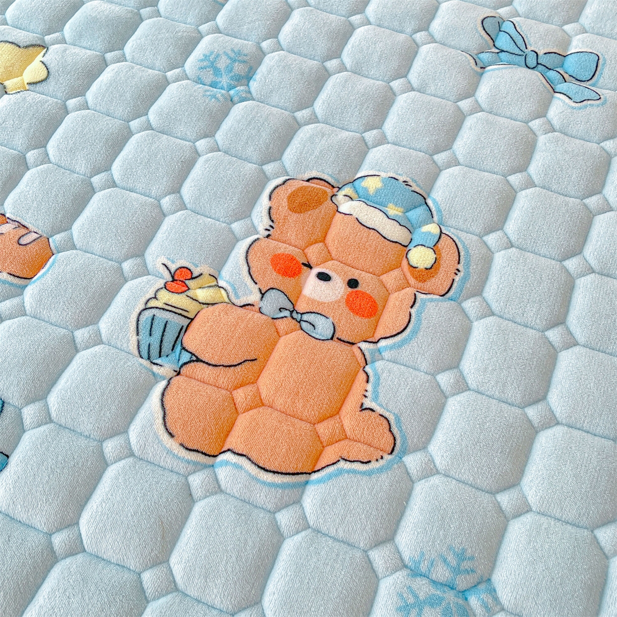 91家纺网 家纺一手货源 找家纺 雯豆家纺 【加厚款】2025新款牛奶绒床垫床护垫印花小清新床褥床垫子 牛奶绒床褥-趴趴熊【加厚款】