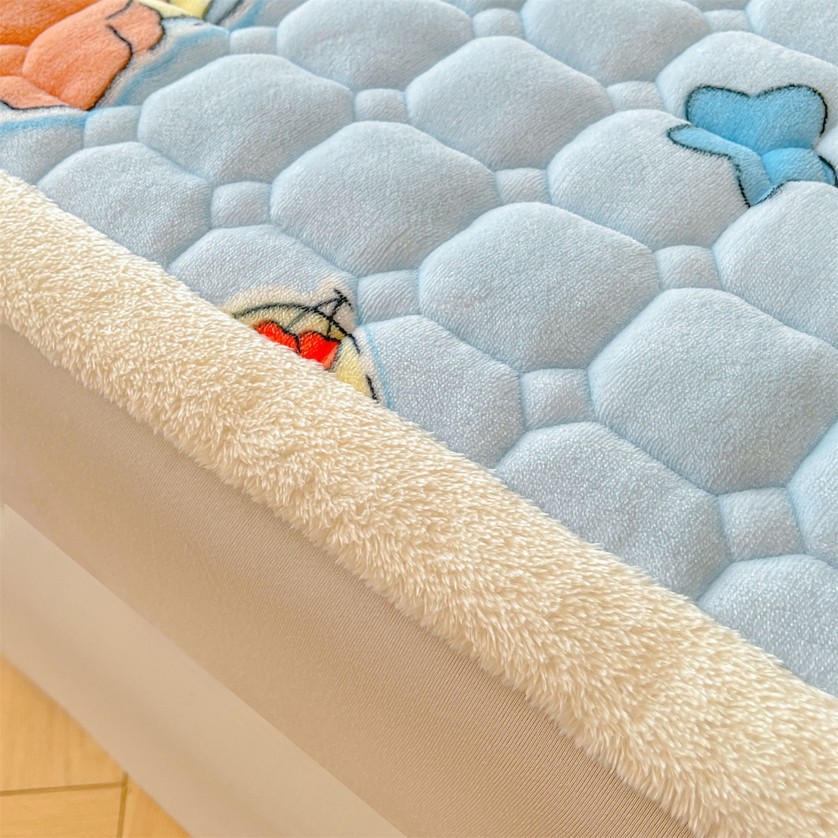 91家纺网 家纺一手货源 找家纺 雯豆家纺 【加厚款】2025新款牛奶绒床垫床护垫印花小清新床褥床垫子 牛奶绒床褥-趴趴熊【加厚款】