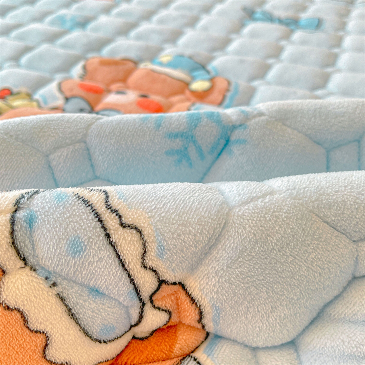 91家纺网 家纺一手货源 找家纺 雯豆家纺 【加厚款】2025新款牛奶绒床垫床护垫印花小清新床褥床垫子 牛奶绒床褥-趴趴熊【加厚款】