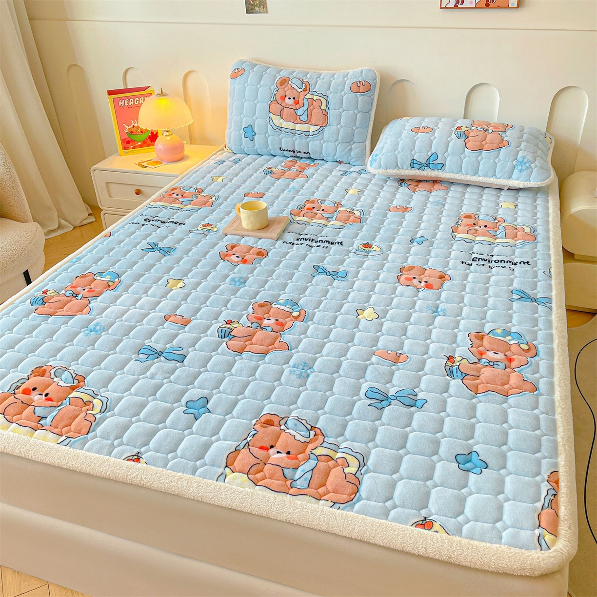 91家纺网 家纺一手货源 找家纺 雯豆家纺 【加厚款】2025新款牛奶绒床垫床护垫印花小清新床褥床垫子 牛奶绒床褥-趴趴熊【加厚款】