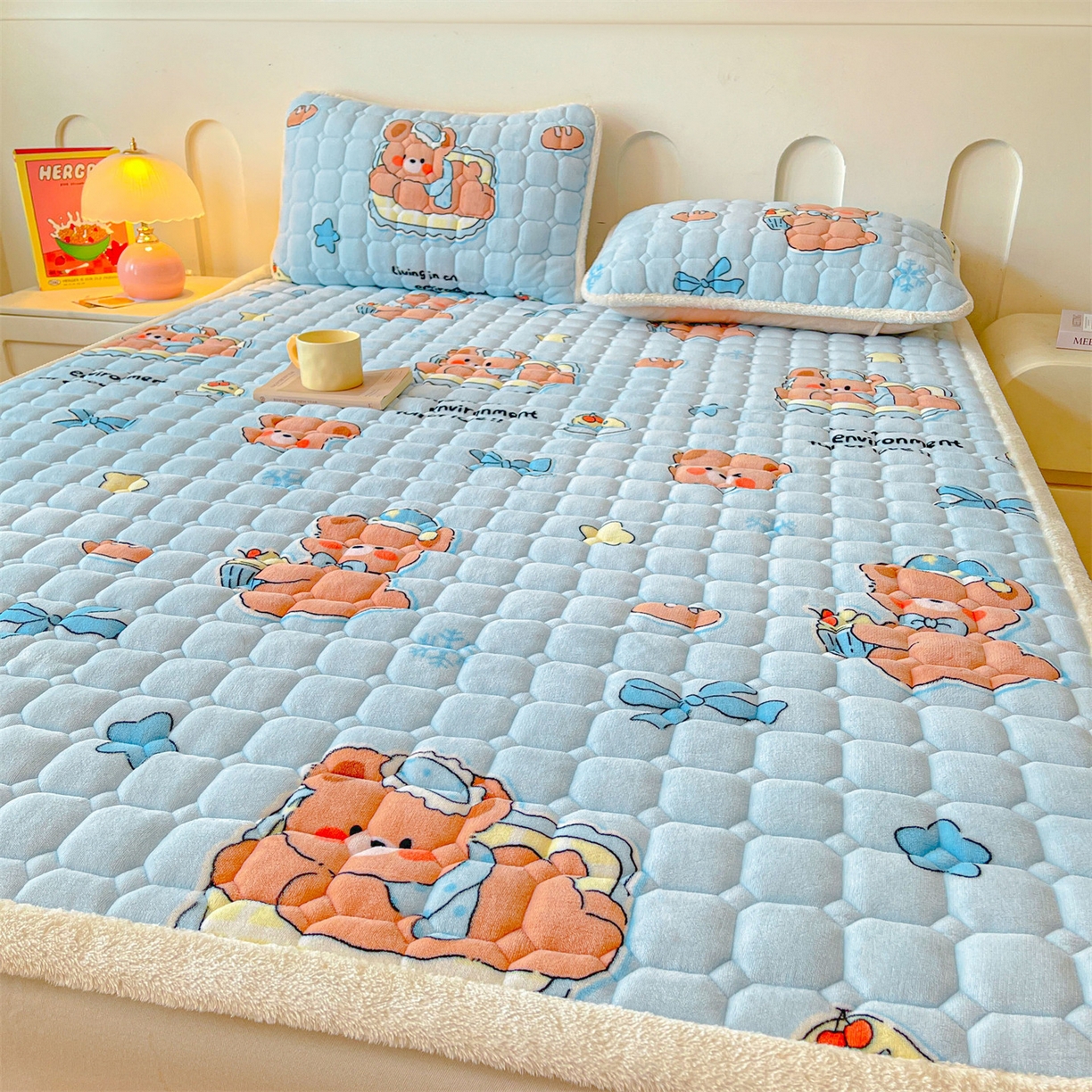 91家纺网 家纺一手货源 找家纺 雯豆家纺 【加厚款】2025新款牛奶绒床垫床护垫印花小清新床褥床垫子 牛奶绒床褥-趴趴熊【加厚款】