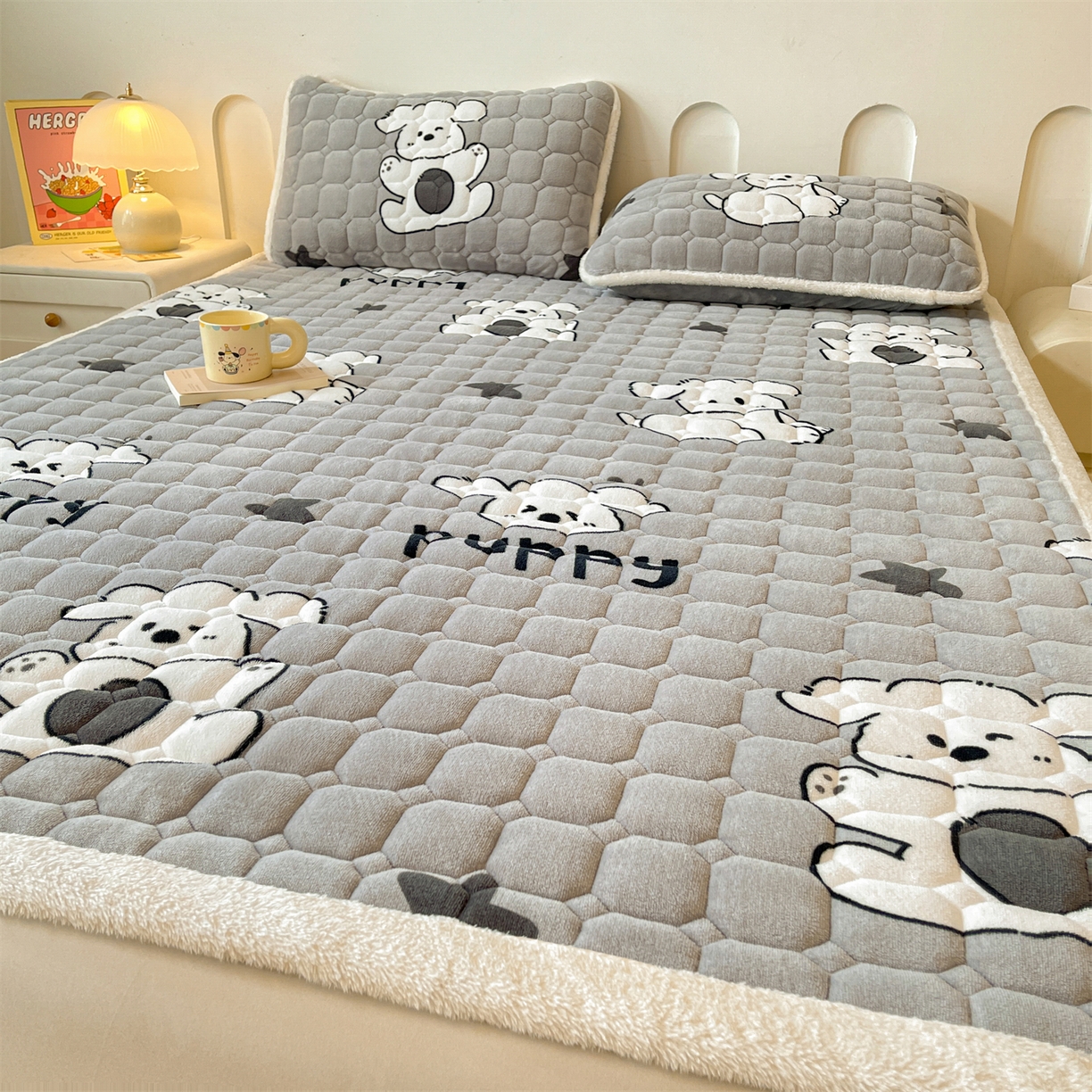 91家纺网 家纺一手货源 找家纺 雯豆家纺 【加厚款】2025新款牛奶绒床垫床护垫印花小清新床褥床垫子 牛奶绒床褥-皮皮狗【加厚款】