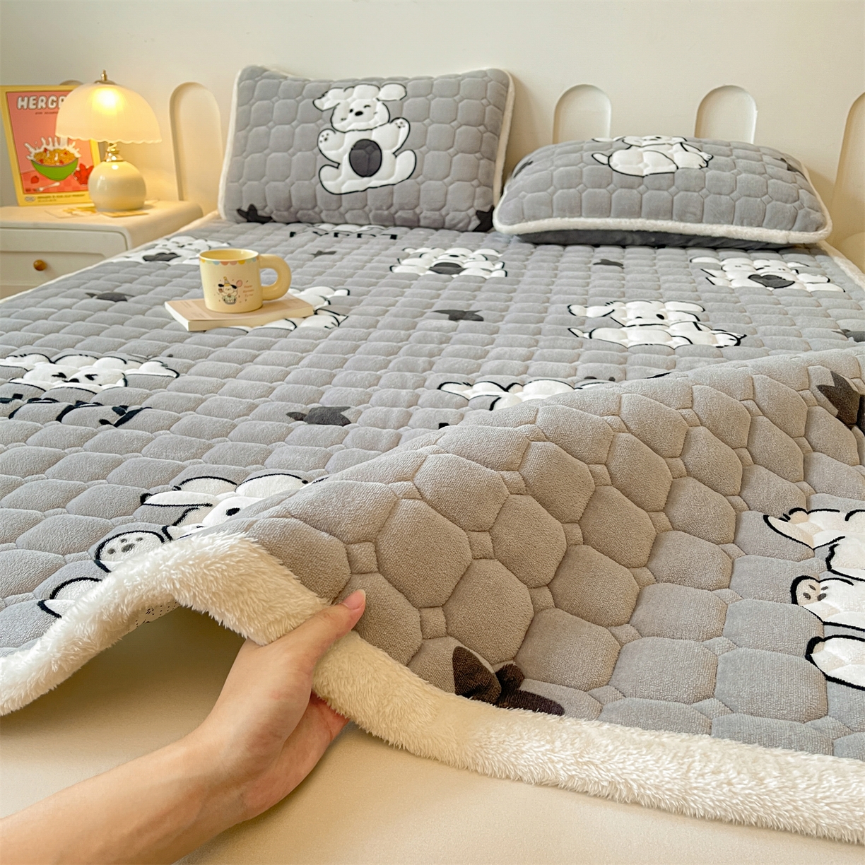 91家纺网 家纺一手货源 找家纺 雯豆家纺 【加厚款】2025新款牛奶绒床垫床护垫印花小清新床褥床垫子 牛奶绒床褥-皮皮狗【加厚款】
