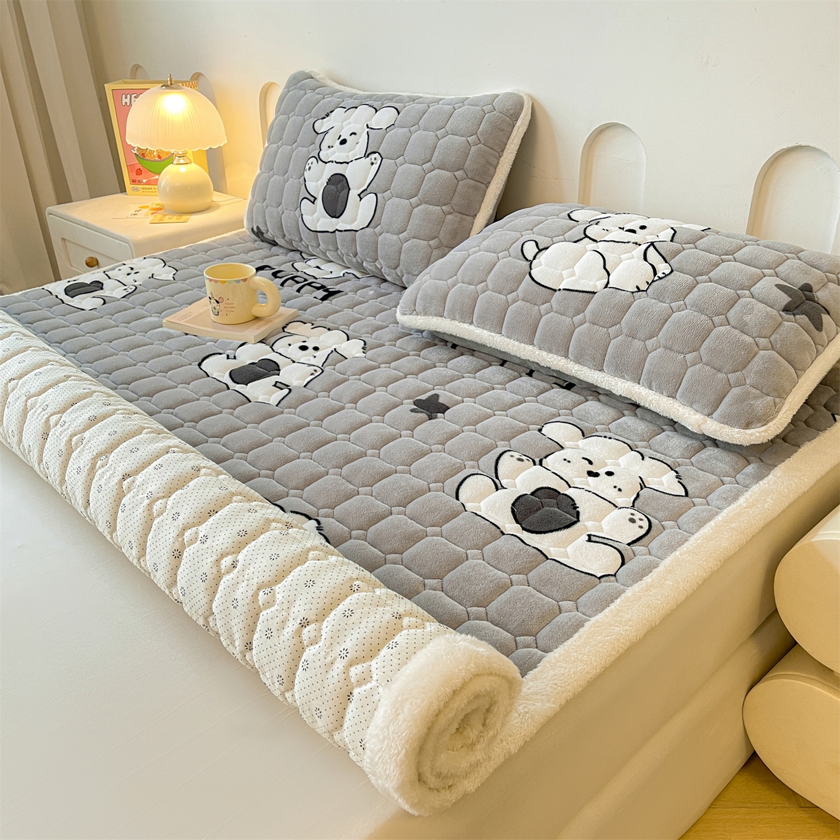 91家纺网 家纺一手货源 找家纺 雯豆家纺 【加厚款】2025新款牛奶绒床垫床护垫印花小清新床褥床垫子 牛奶绒床褥-皮皮狗【加厚款】