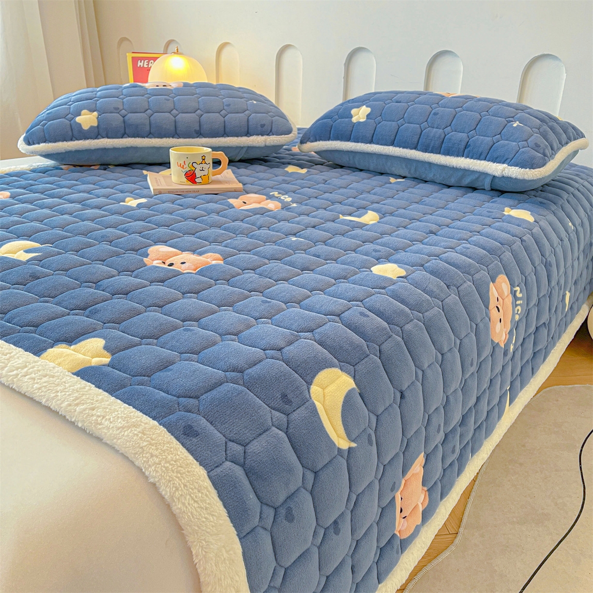 91家纺网 家纺一手货源 找家纺 雯豆家纺 【加厚款】2025新款牛奶绒床垫床护垫印花小清新床褥床垫子 牛奶绒床褥-太空小熊【加厚款】