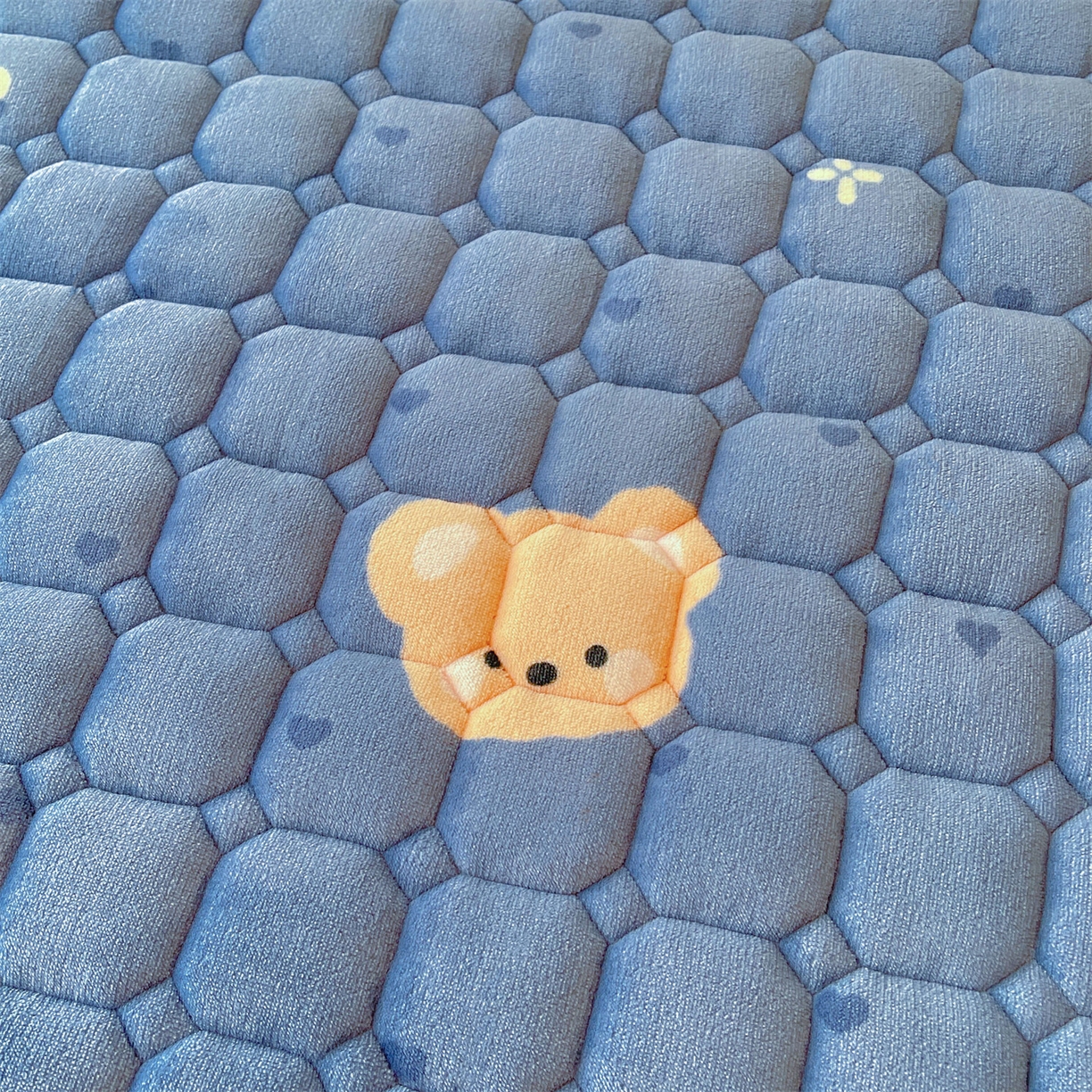 91家纺网 家纺一手货源 找家纺 雯豆家纺 【加厚款】2025新款牛奶绒床垫床护垫印花小清新床褥床垫子 牛奶绒床褥-太空小熊【加厚款】