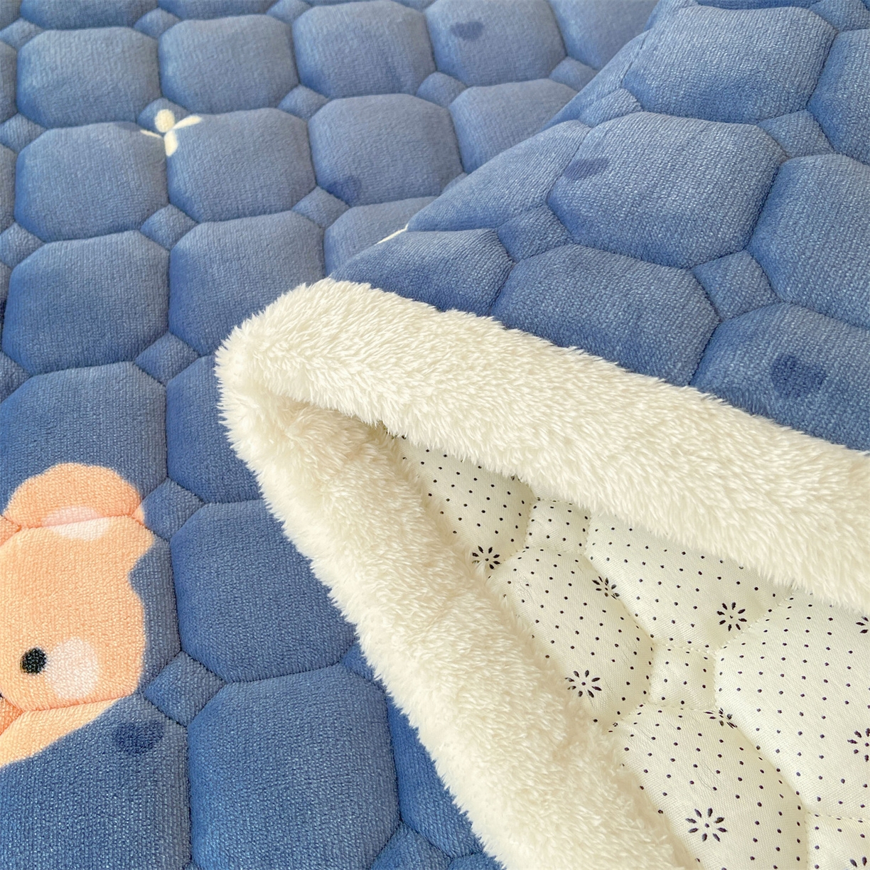 91家纺网 家纺一手货源 找家纺 雯豆家纺 【加厚款】2025新款牛奶绒床垫床护垫印花小清新床褥床垫子 牛奶绒床褥-太空小熊【加厚款】