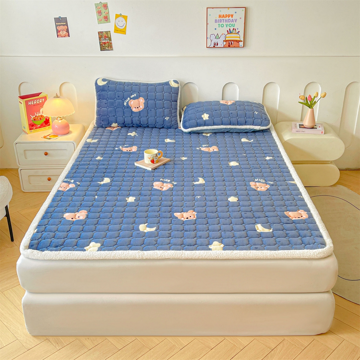 91家纺网 家纺一手货源 找家纺 雯豆家纺 【加厚款】2025新款牛奶绒床垫床护垫印花小清新床褥床垫子 牛奶绒床褥-太空小熊【加厚款】