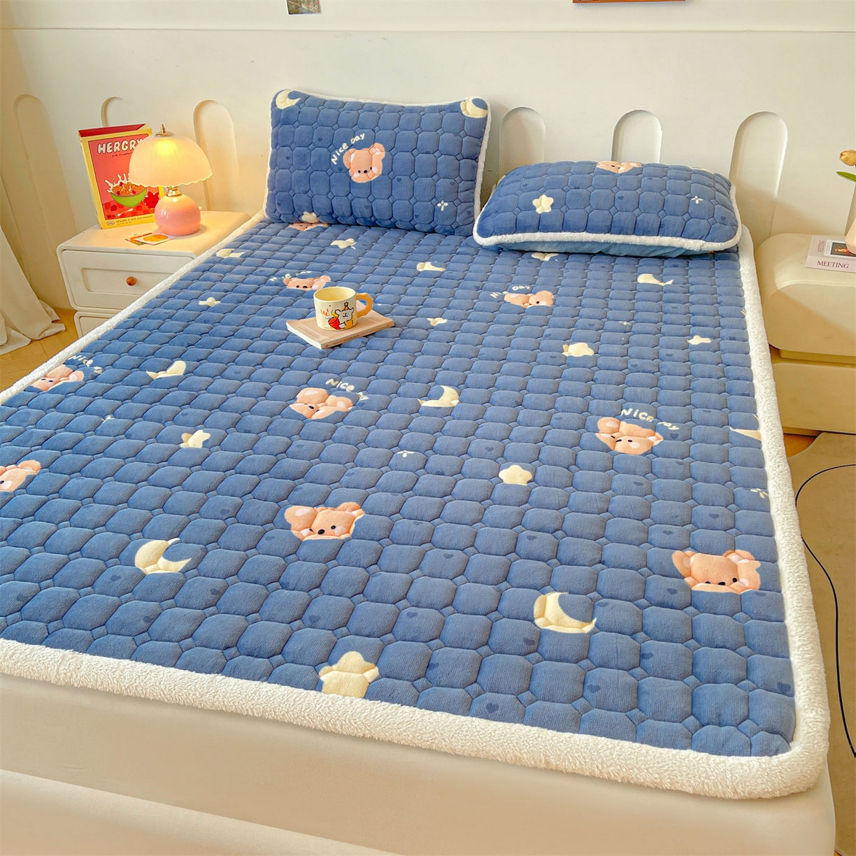 91家纺网 家纺一手货源 找家纺 雯豆家纺 【加厚款】2025新款牛奶绒床垫床护垫印花小清新床褥床垫子 牛奶绒床褥-太空小熊【加厚款】