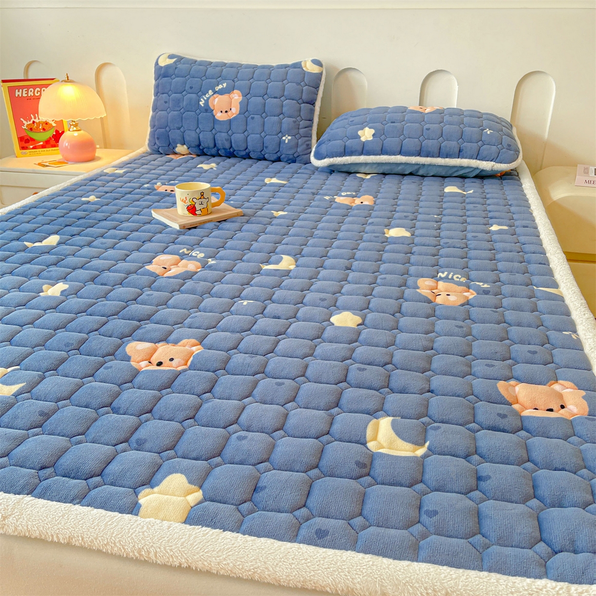 91家纺网 家纺一手货源 找家纺 雯豆家纺 【加厚款】2025新款牛奶绒床垫床护垫印花小清新床褥床垫子 牛奶绒床褥-太空小熊【加厚款】