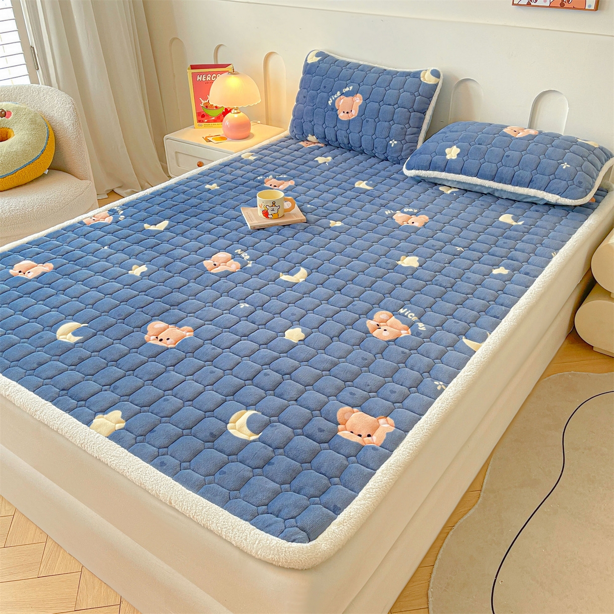 91家纺网 家纺一手货源 找家纺 雯豆家纺 【加厚款】2025新款牛奶绒床垫床护垫印花小清新床褥床垫子 牛奶绒床褥-太空小熊【加厚款】