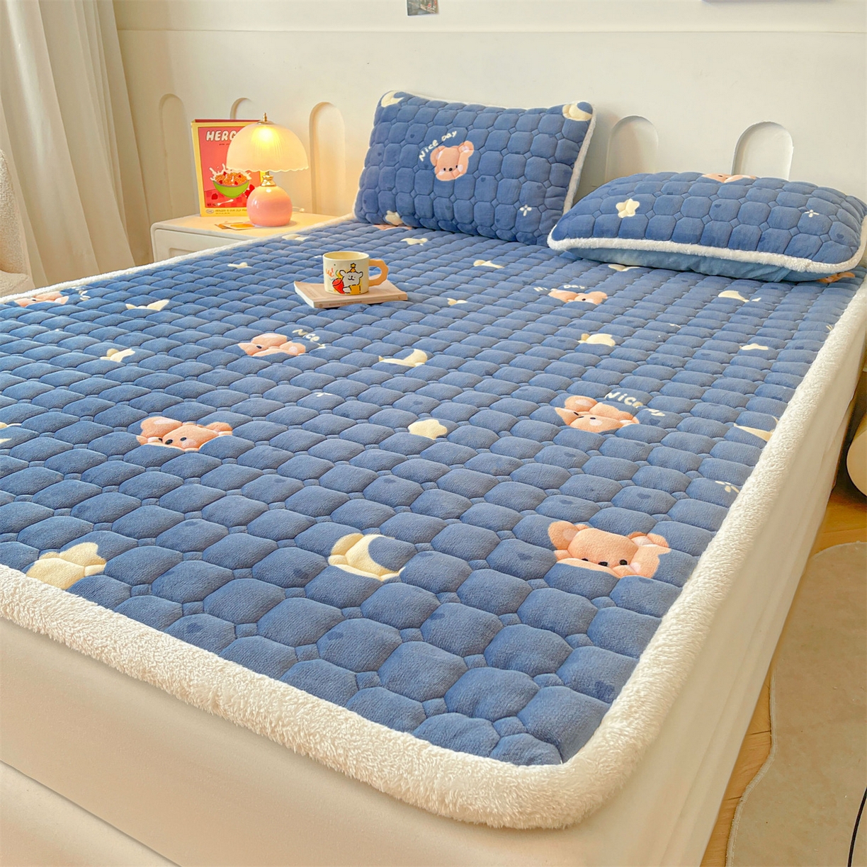91家纺网 家纺一手货源 找家纺 雯豆家纺 【加厚款】2025新款牛奶绒床垫床护垫印花小清新床褥床垫子 牛奶绒床褥-太空小熊【加厚款】