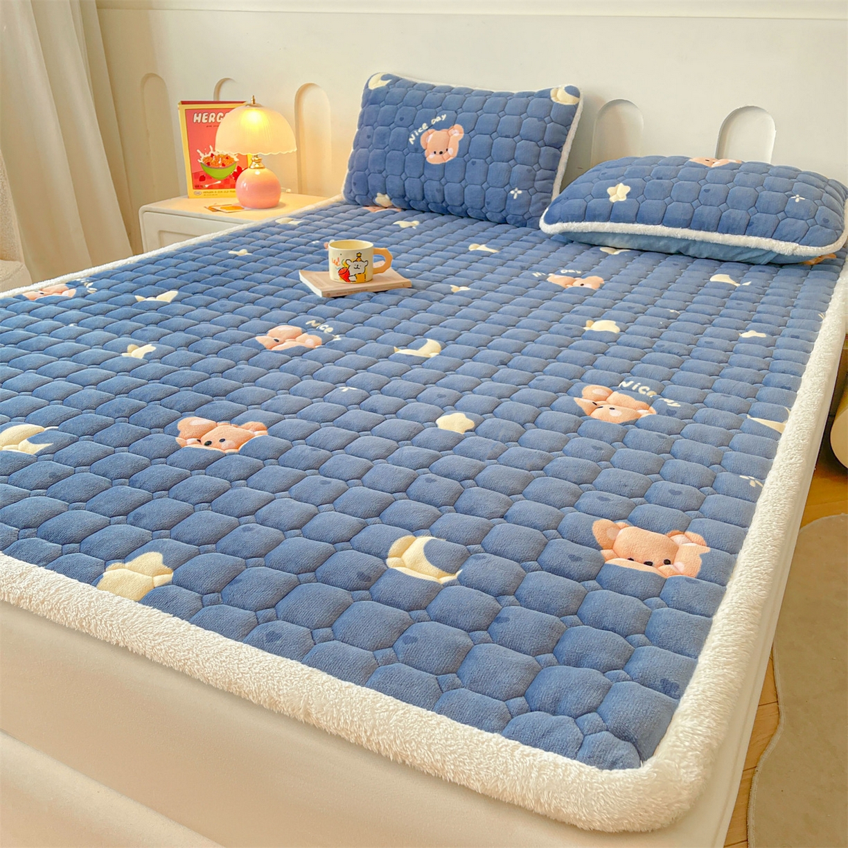 91家纺网 家纺一手货源 找家纺 雯豆家纺 【加厚款】2025新款牛奶绒床垫床护垫印花小清新床褥床垫子 牛奶绒床褥-太空小熊【加厚款】
