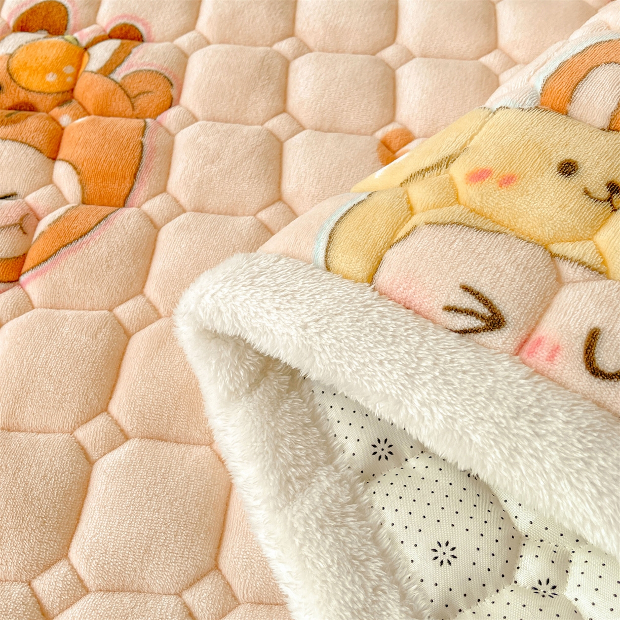 91家纺网 家纺一手货源 找家纺 雯豆家纺 【加厚款】2025新款牛奶绒床垫床护垫印花小清新床褥床垫子 牛奶绒床褥-甜心布布【加厚款】