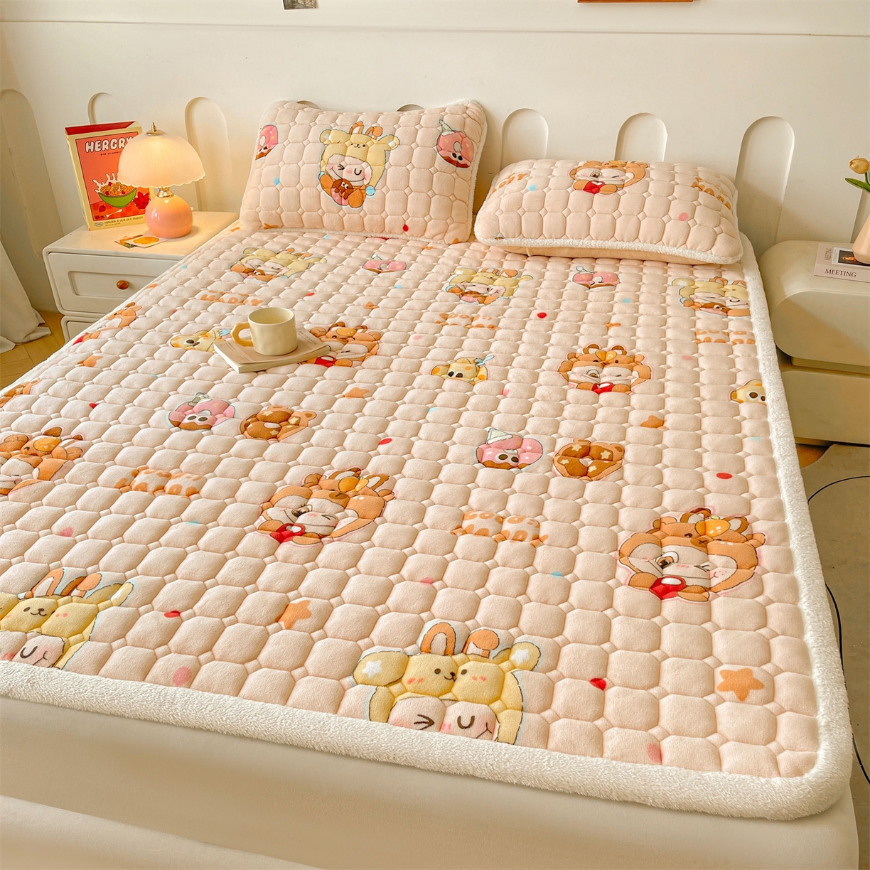 91家纺网 家纺一手货源 找家纺 雯豆家纺 【加厚款】2025新款牛奶绒床垫床护垫印花小清新床褥床垫子 牛奶绒床褥-甜心布布【加厚款】