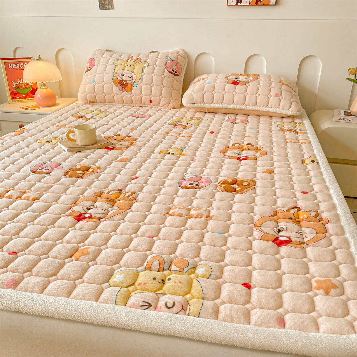 91家纺网 家纺一手货源 找家纺 雯豆家纺 【加厚款】2025新款牛奶绒床垫床护垫印花小清新床褥床垫子 牛奶绒床褥-甜心布布【加厚款】