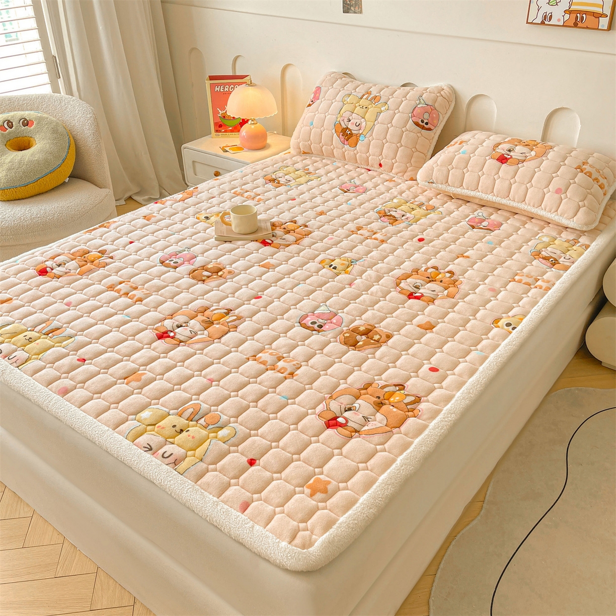 91家纺网 家纺一手货源 找家纺 雯豆家纺 【加厚款】2025新款牛奶绒床垫床护垫印花小清新床褥床垫子 牛奶绒床褥-甜心布布【加厚款】